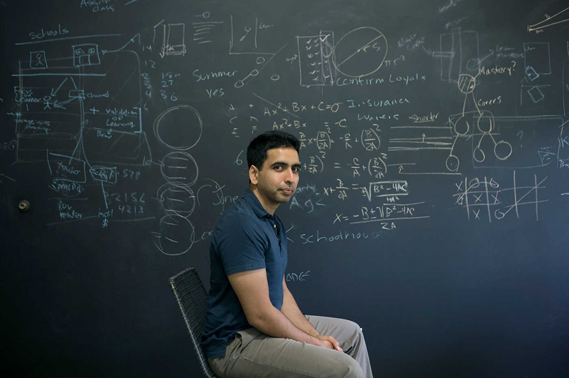 MOUNTAIN VIEW, CALIFORNIE, USA -02 JUILLET 2013: Salman Khan, cr?ateur de la Khan Academy, pause dans son bureau. Khan, n? en Louisianne de parents du Bangladesh et d'inde, diplom? de MIT et Harvard, a d?vellop? une vid?o/cours de math en ligne en 2004 pour aider un cousin. En 2006, il quitte son travaille d'analyste dans un hedge fund et cr?e la Khan Academy, ? but non-lucratif, qui aujourd'hui propose plus de 4000 vid?os/lecons sur Youtube (plus de 268 millions de views) afin d'aider l'?ducations des enfants d?favoris?s dans le monde (photo Gilles Mingasson pour le Nouvel Observateur).